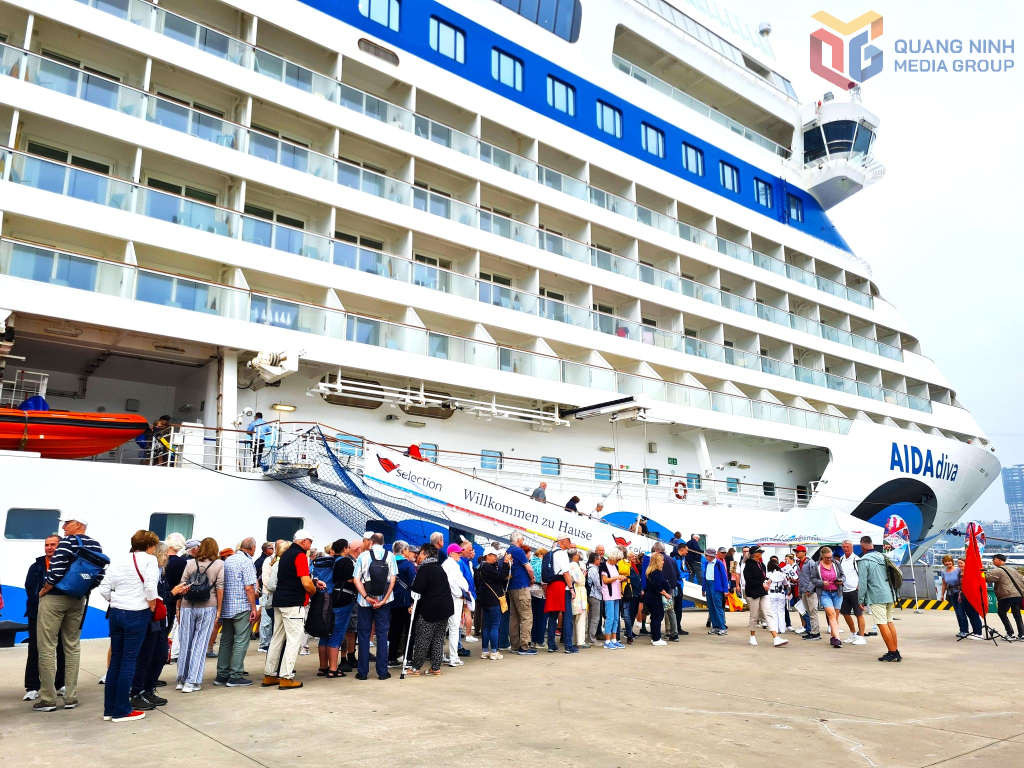 2.000 du khách tàu AIDAdiva lần đầu tiên đến Quảng Ninh.