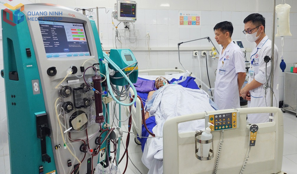 Y, bác sĩ Khoa Hồi sức tích cực, chống độc - Đột quỵ (Bệnh viện Đa khoa tỉnh) theo dõi, điều trị cho bệnh nhân trong quá trình hỗ trợ tuần hoàn bằng ECMO.