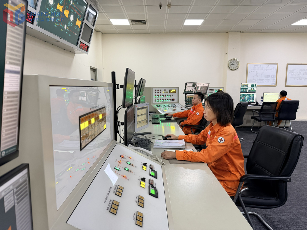 Công nhân Công ty Nhiệt điện Uông Bí duy trì nhịp độ sản xuất.