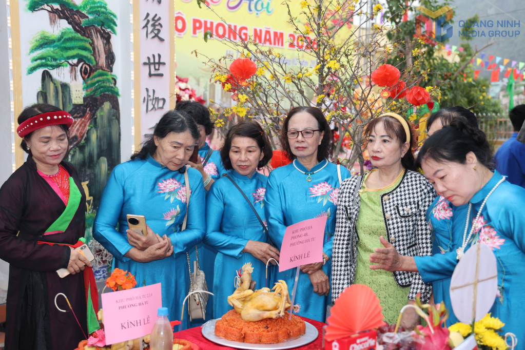 Thi mâm cỗ đẹp dâng thành hoàng làng.