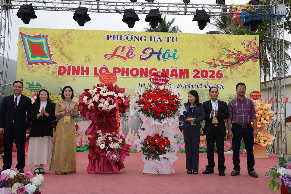 Lãnh đạo Sở Dân tộc và Tôn giáo, lãnh đạo Hiệp hội Du lịch Quảng Ninh tặng hoa chúc mừng.