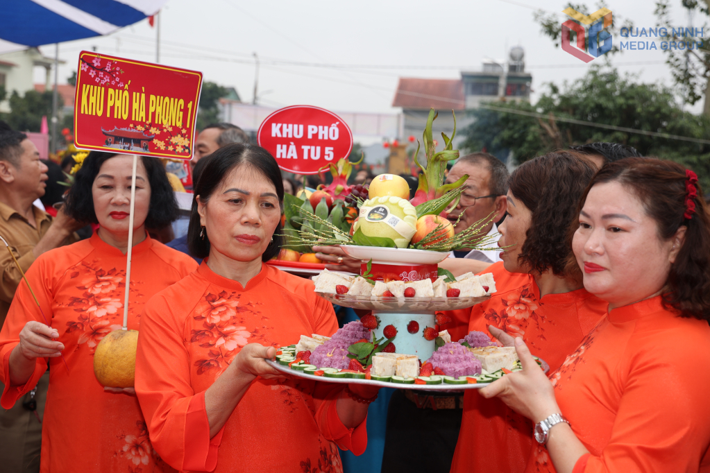 Các khu dân cư trong phường rước lễ lên đình.