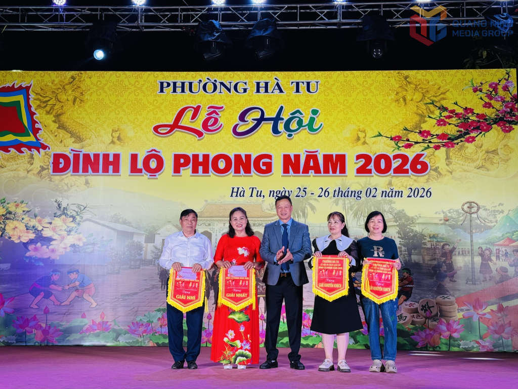 Trao giải các nội dung thi đấu thể thao dân tộc.