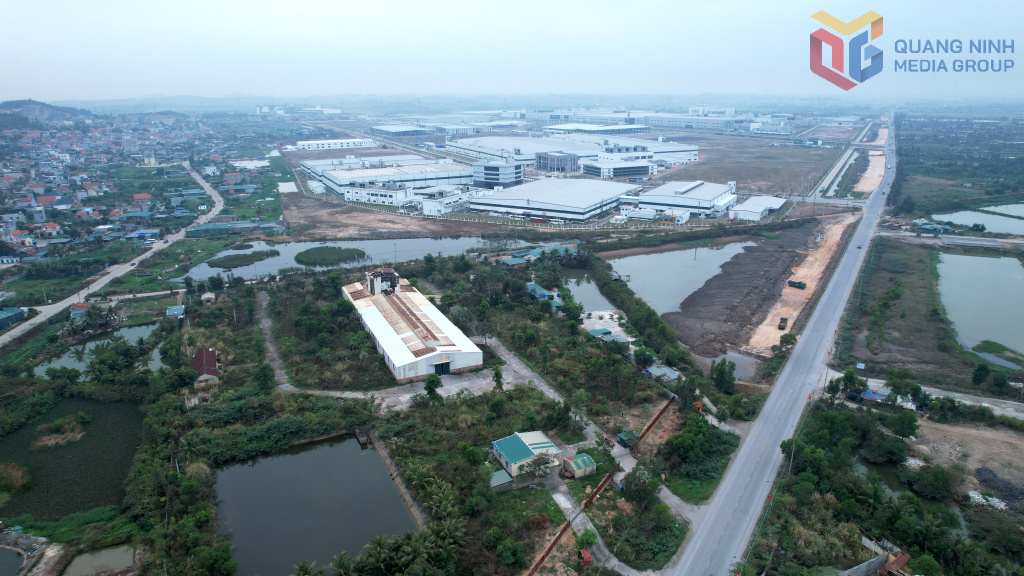 Khu công nghiệp Sông Khoai và cải tạo nâng cấp đường tỉnh 338 là 2 dự án đầu tư vốn ngoài ngân sách và đầu tư công đang được phường Hiệp Hòa tập trung đẩy nhanh công tác giải phóng mặt bằng