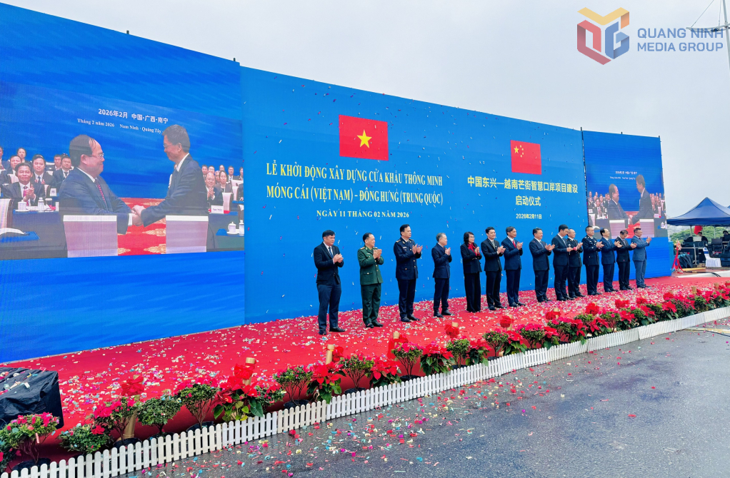 Các đại biểu thực hiện nghi thức khởi động tại vạch phân quản cầu Bắc Luân II.