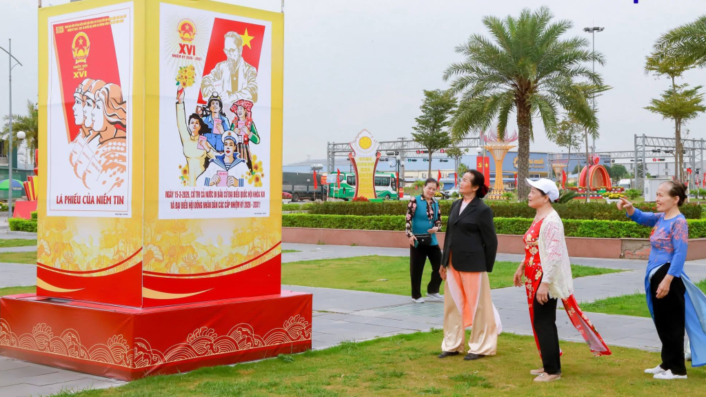 Phường Mạo Khê đang rộn ràng trong không khí hướng về ngày hội lớn của toàn dân.