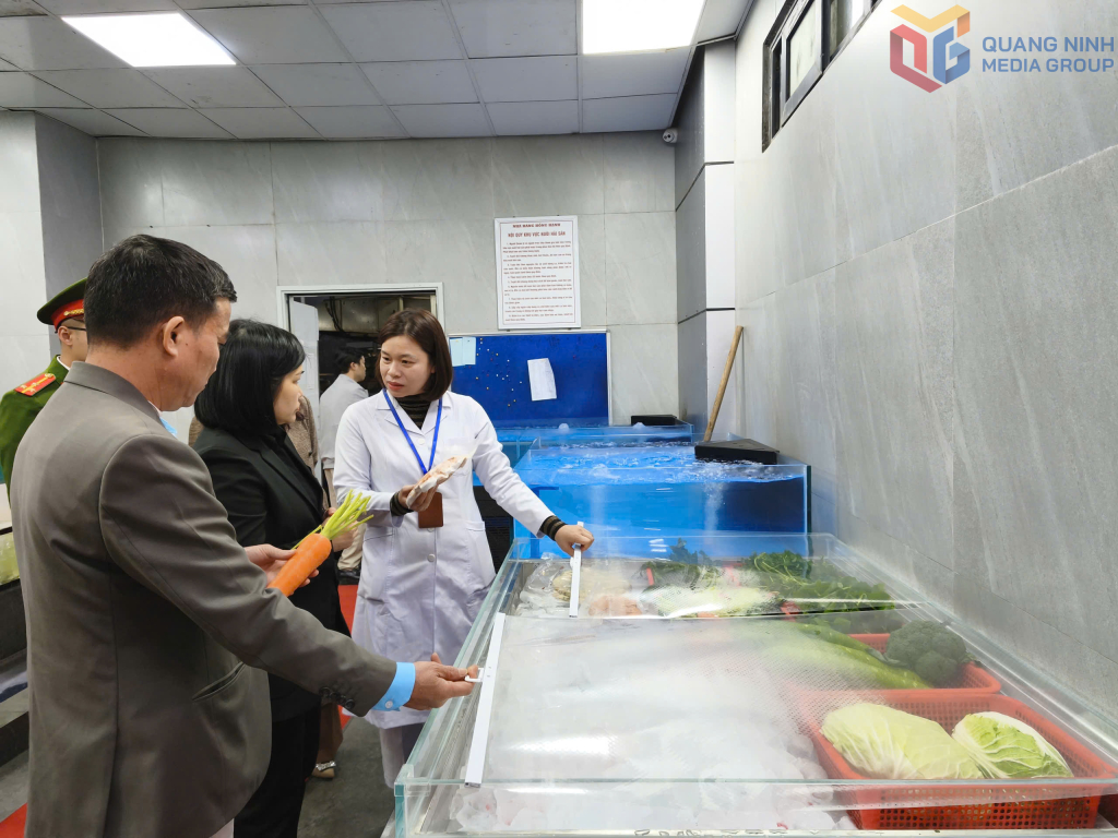 Đoàn liên ngành ATTP phường Bãi Cháy kiểm tra, tuyên truyền về ATTP tại cơ sở dịch vụ trên địa bàn.