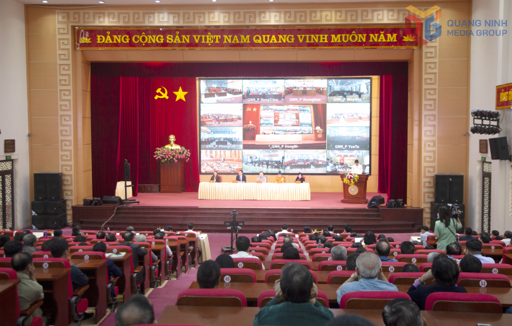 Quang cảnh hội nghị tiếp xúc cử tri vận động bầu cử của Đại biểu Quốc hội khóa XVI tại phường Uông Bí