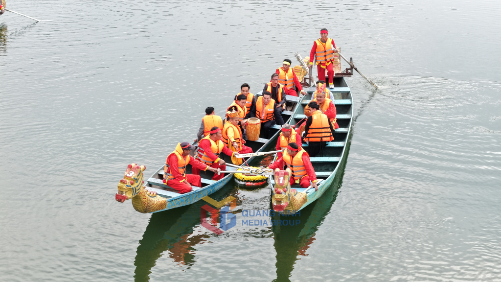 Đoàn rước thực hiện nghi lễ lấy nước tại hồ Trại Lốc trong khuôn khổ lễ hội Thái Miếu nhà Trần.