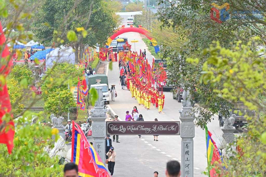 Đoàn rước thực hiện nghi lễ rước nước về Thái Miếu.