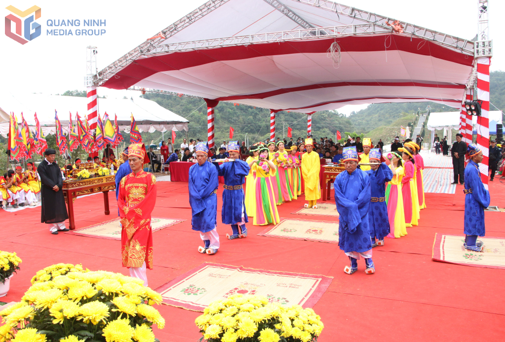 Đội tế thực hiện nghi lễ tế thần.