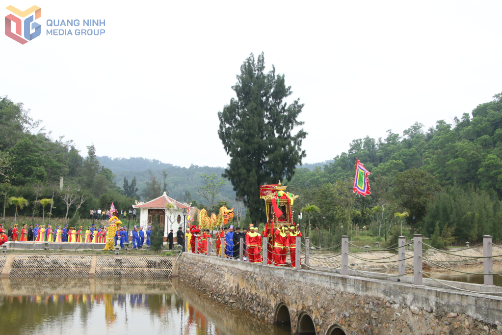 Lễ rước Thần bắt đầu từ đình Cái Chiên đến miếu Ông, miếu Bà và ngược lại.