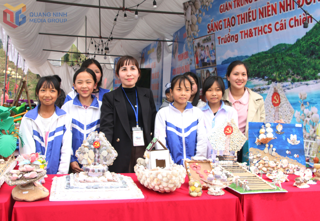 Các sản lưu niệm sáng tạo được làm từ vỏ ốc của học sinh xã Cái Chiên được bày bán tại lễ hội.