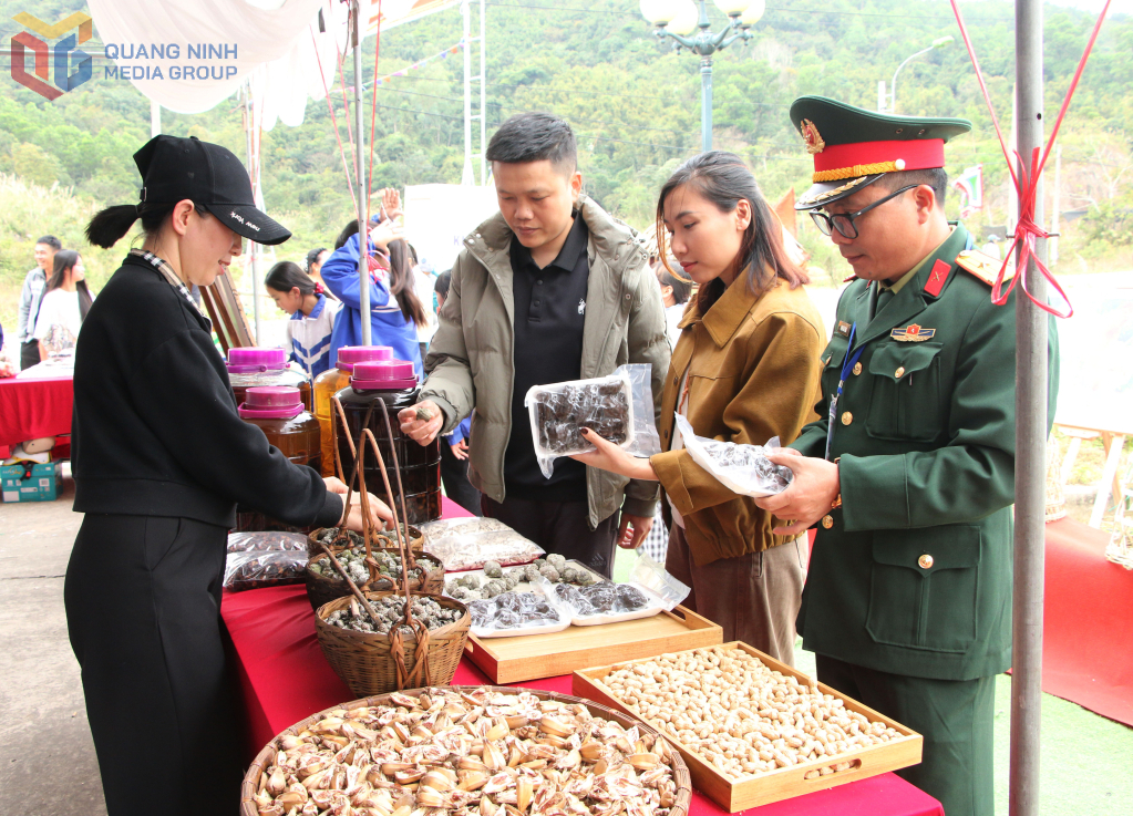 Nhân dân, du khách tham quan, mua sắm các gian hàng bán sản phẩm nông sản địa phương.