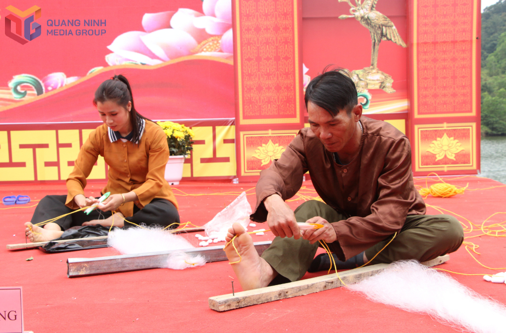 ... và thể hiện sự khéo léo trong thi buộc lưới.