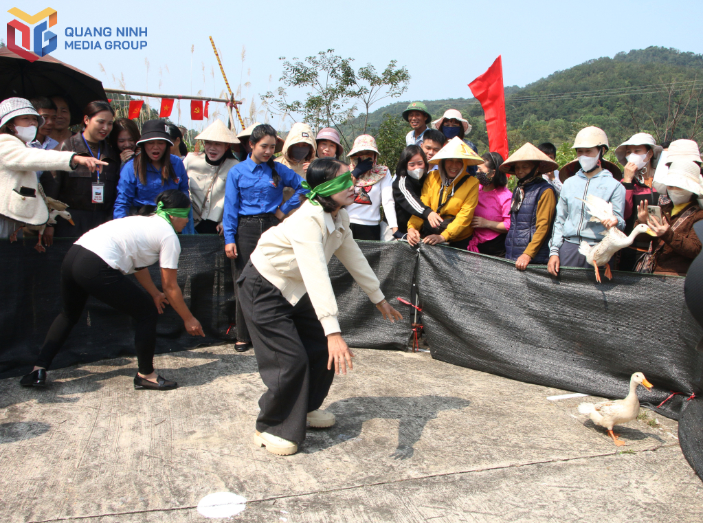 Người dân sôi nổi trong trò chơi bịt mắt bắt vịt.
