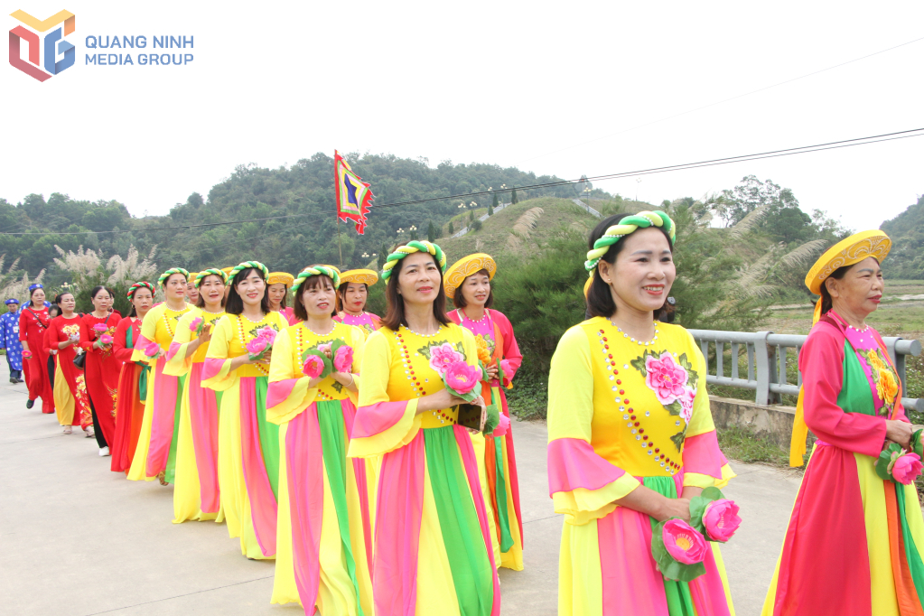 Trang phục rực rỡ điểm tô sắc màu lễ hội.