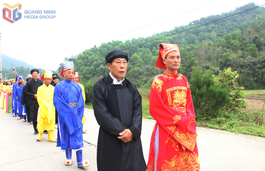 Các bậc cao niên góp phần quan trọng trong việc phục dựng lễ hội.