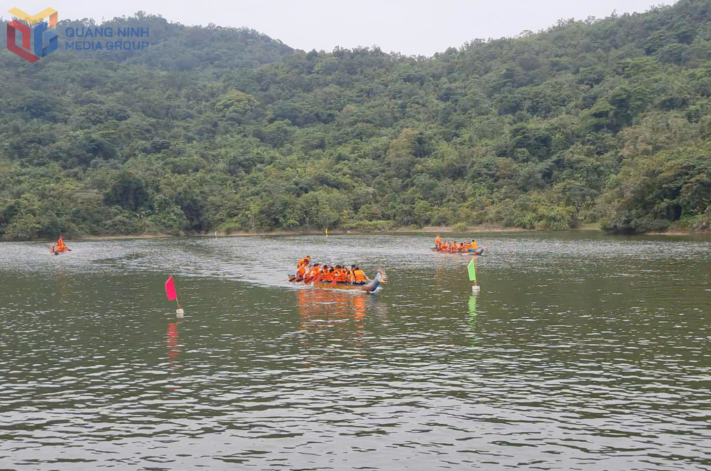 Phần thi đua thuyền rồng