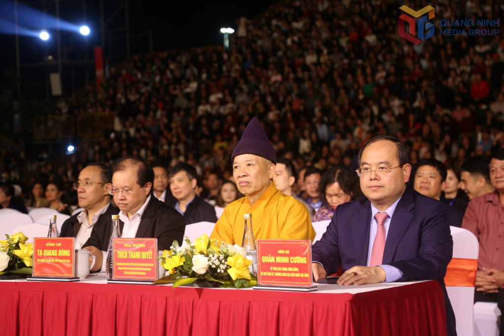 Các đại biểu theo dõi chương trình.