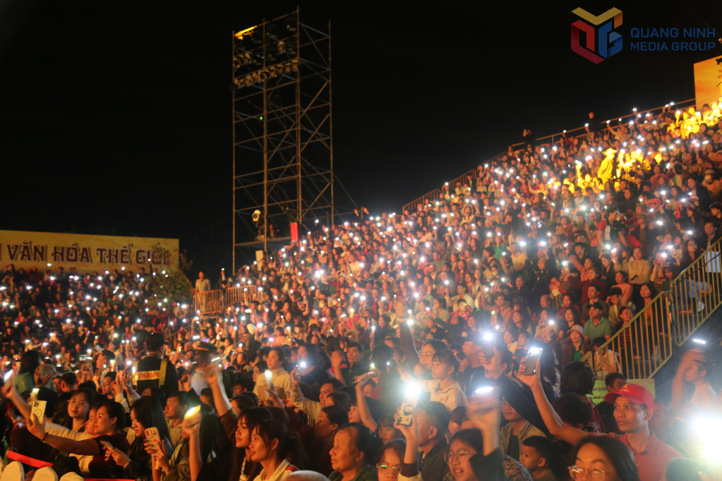 Khán giả hòa mình cùng các tiết mục trong chương trình.