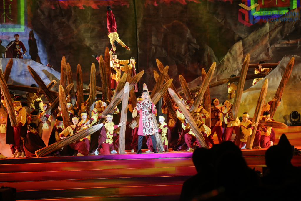 Các tiết mục kết hợp giữa hoạt cảnh sân khấu và xiếc, âm nhạc mang đến màn trình diễn mãn nhãn.