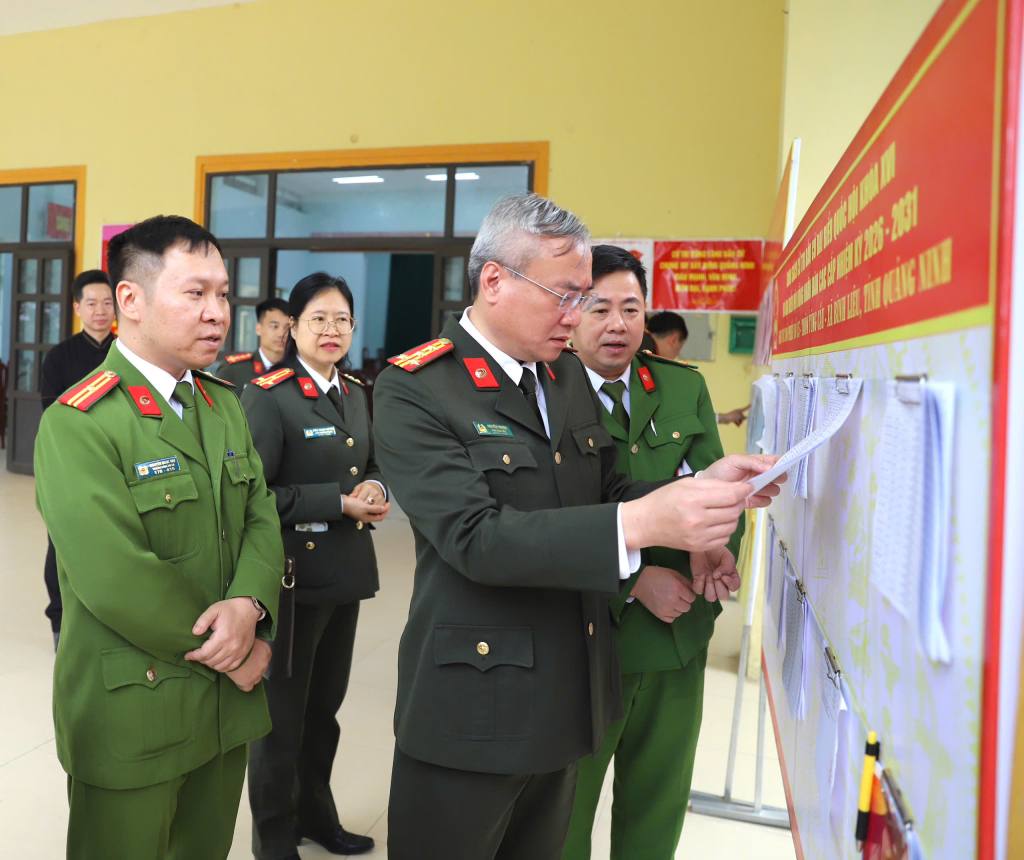 Đoàn công tác Công an tỉnh kiểm tra công tác đảm bảo ANTT và chuẩn bị bầu cử tại các xã Bình Liêu, Hoành Mô và Lục Hồn