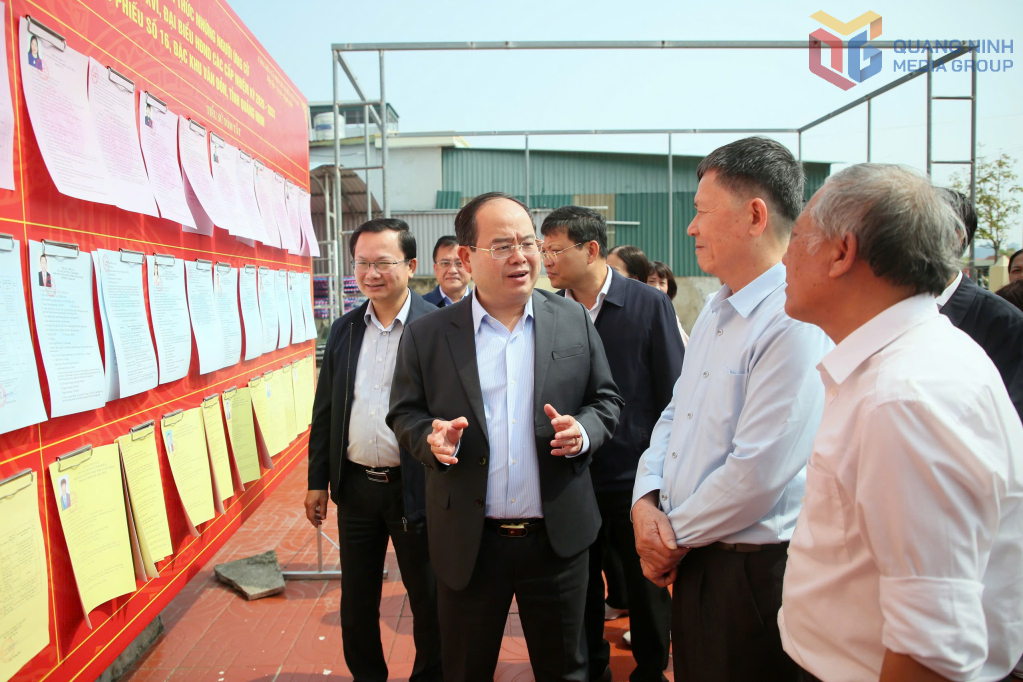 Đồng chí Quản Minh Cường, Ủy viên Trung ương Đảng, Bí thư Tỉnh ủy, Trưởng Đoàn ĐBQH tỉnh trò chuyện với nhân dân khu 5, đặc khu Vân Đồn trong chuyến công tác kiểm tra công tác chuẩn bị bầu cử trên địa bàn đặc khu Vân Đồn.