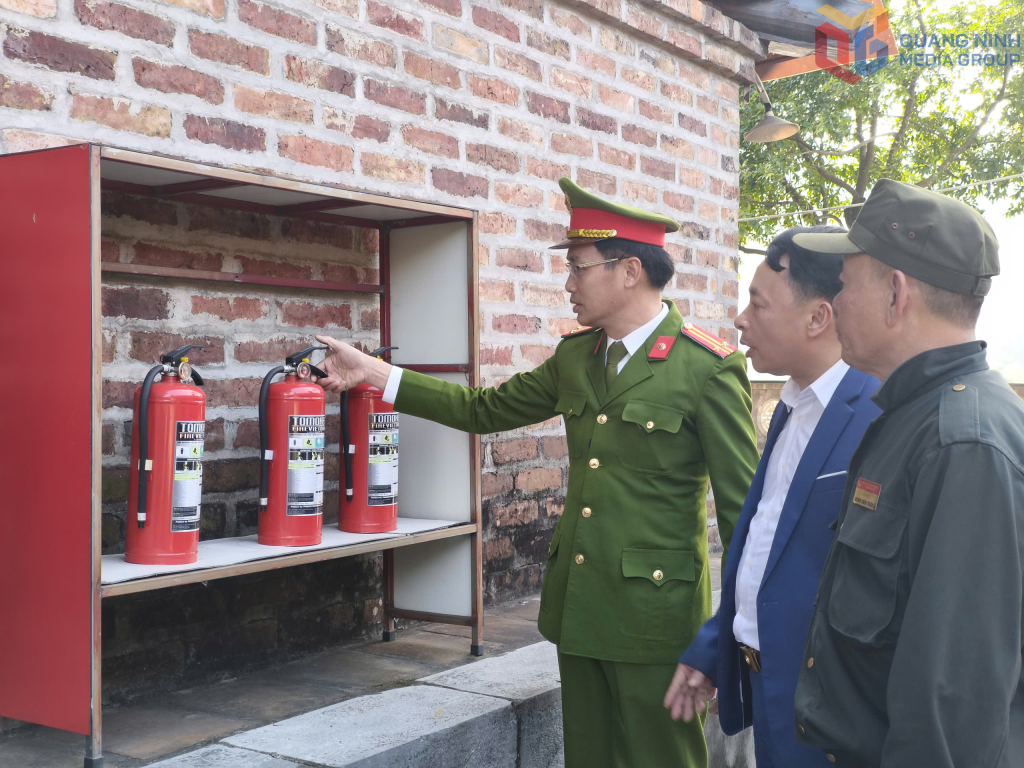Lực lượng Công an phường và Ban Quản lý Di tích lịch sử quốc gia đặc biệt Đền Cửa Ông – Cặp Tiên kiểm tra thiết bị phòng cháy chữa cháy, chủ động bảo đảm an toàn tại di tích.