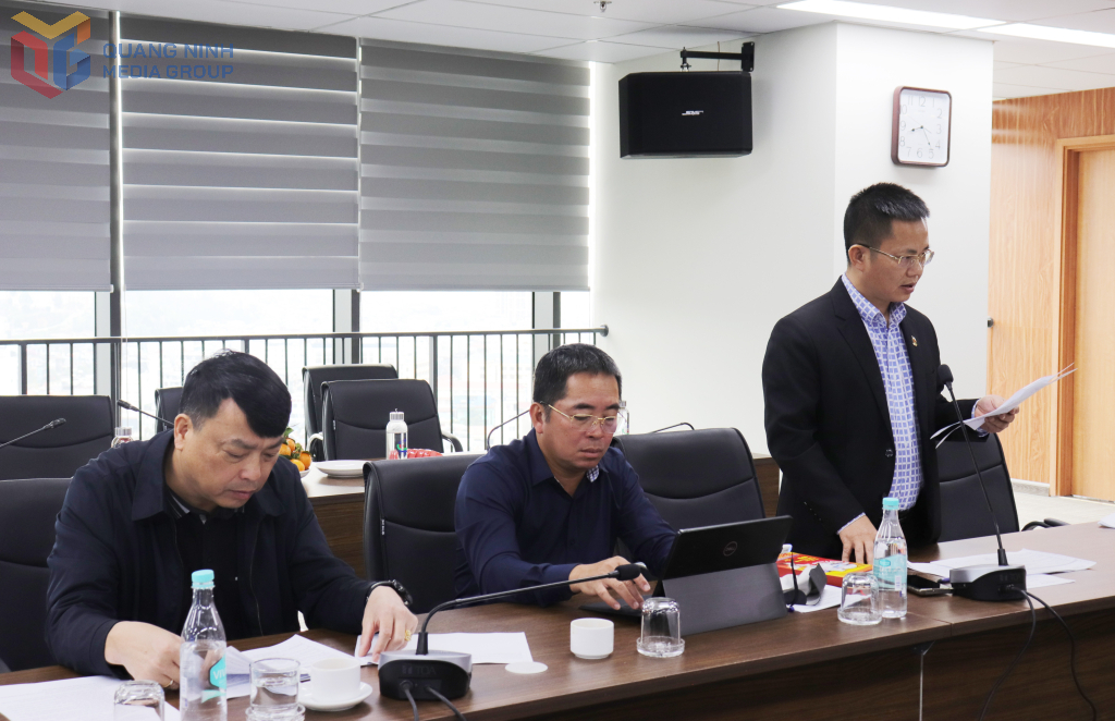 Đại diện Hội đồng xét Giải Báo chí tỉnh Quảng Ninh năm 2025 phát biểu tại buổi họp.