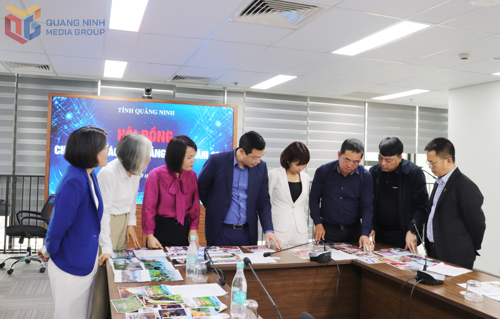 Các thành viên Hội đồng xét Giải Báo chí tỉnh Quảng Ninh năm 2025 đánh giá các tác phẩm ảnh báo chí.