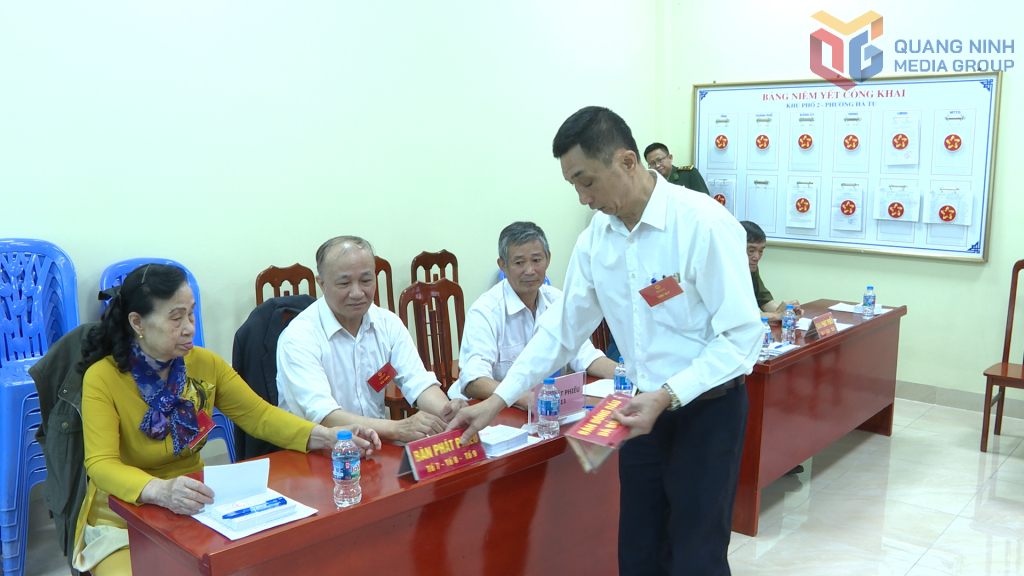 Các thành viên Tổ bầu cử số 12 (phường Hà Tu) đã sẵn sàng làm nhiệm vụ trong ngày bầu cử.