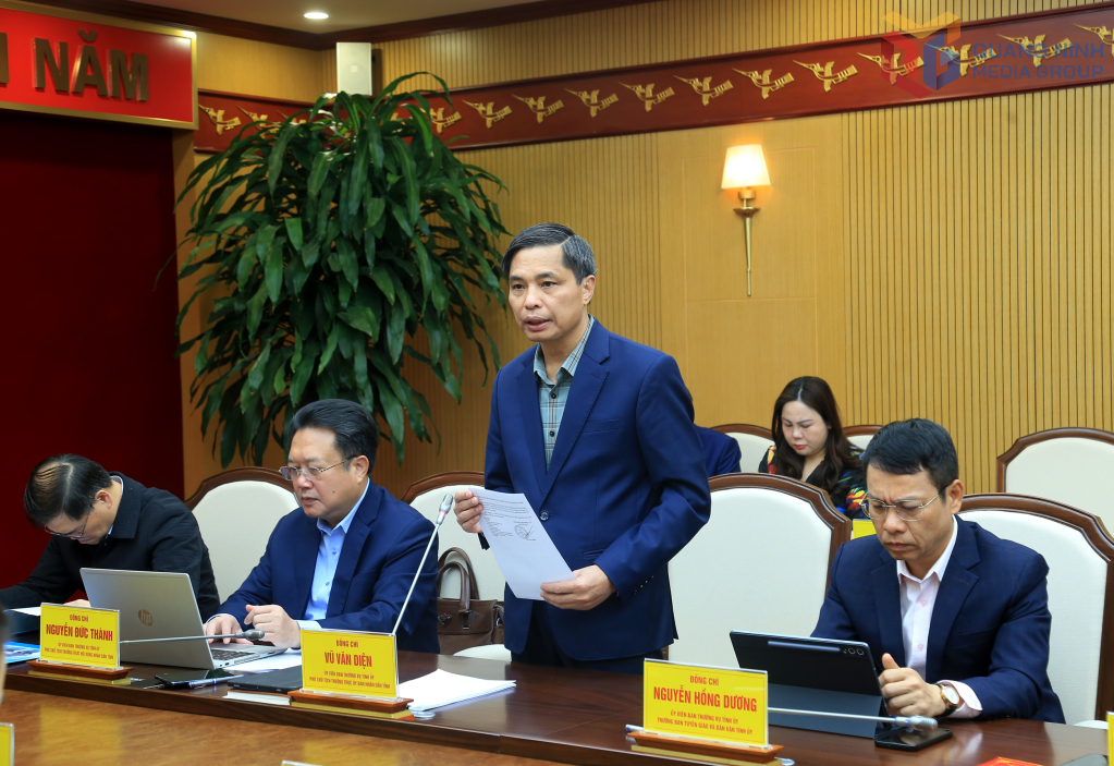 Đồng chí Vũ Văn Diện, Phó Chủ tịch Thường trực UBND tỉnh, phát biểu tại hội nghị.