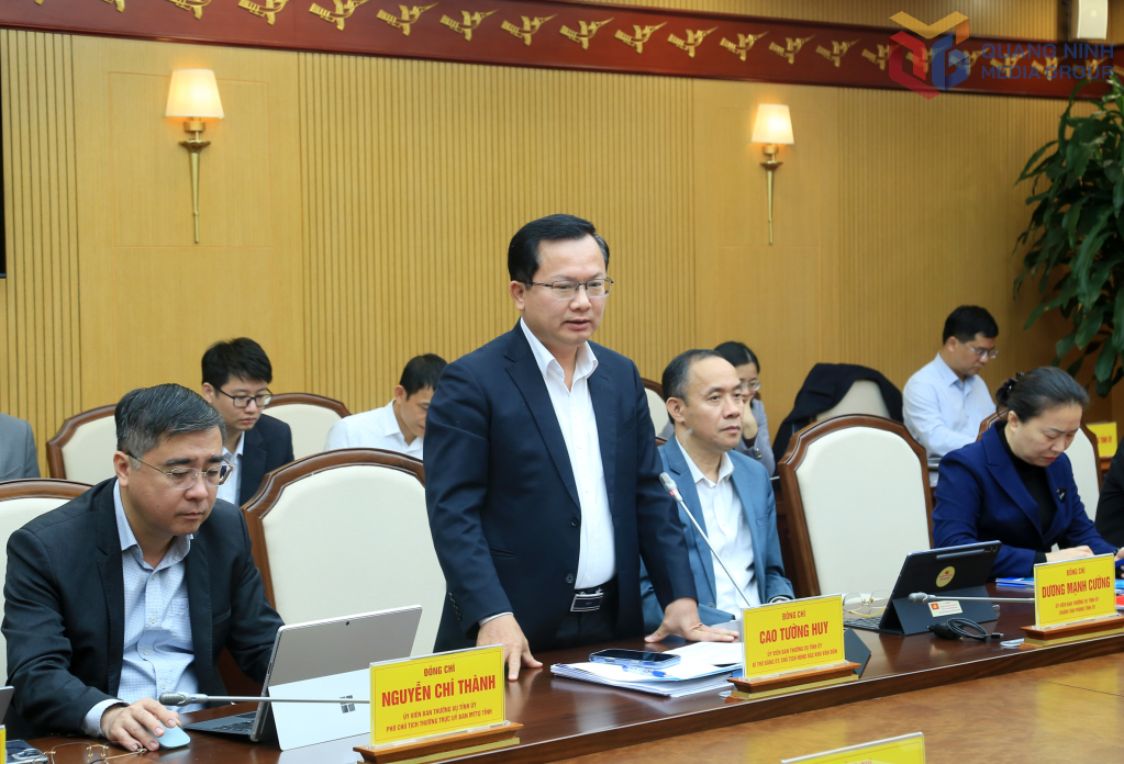 Đồng chí Cao Tường Huy, Bí thư Đảng ủy, Chủ tịch HĐND Đặc khu Vân Đồn, phát biểu tại hội nghị.