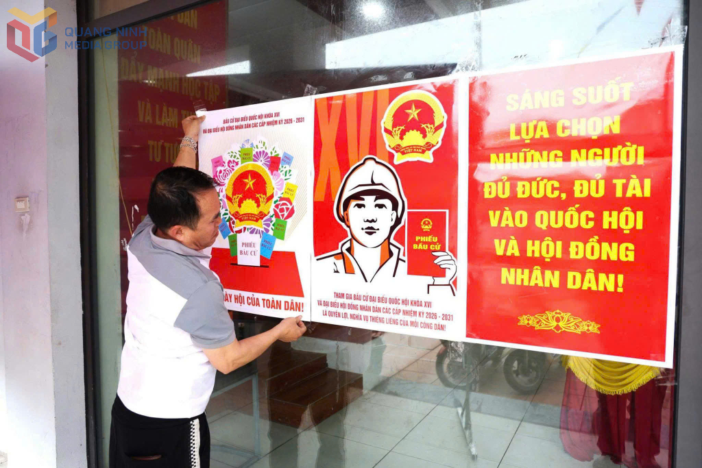 Các áp phích tuyên truyền được dán tại các điểm bỏ phiếu bầu Đại biểu quốc hội khoá XVI và HĐND các cấp nhiệm kỳ 2026- 2031 tại đặc khu Vân Đồn.
