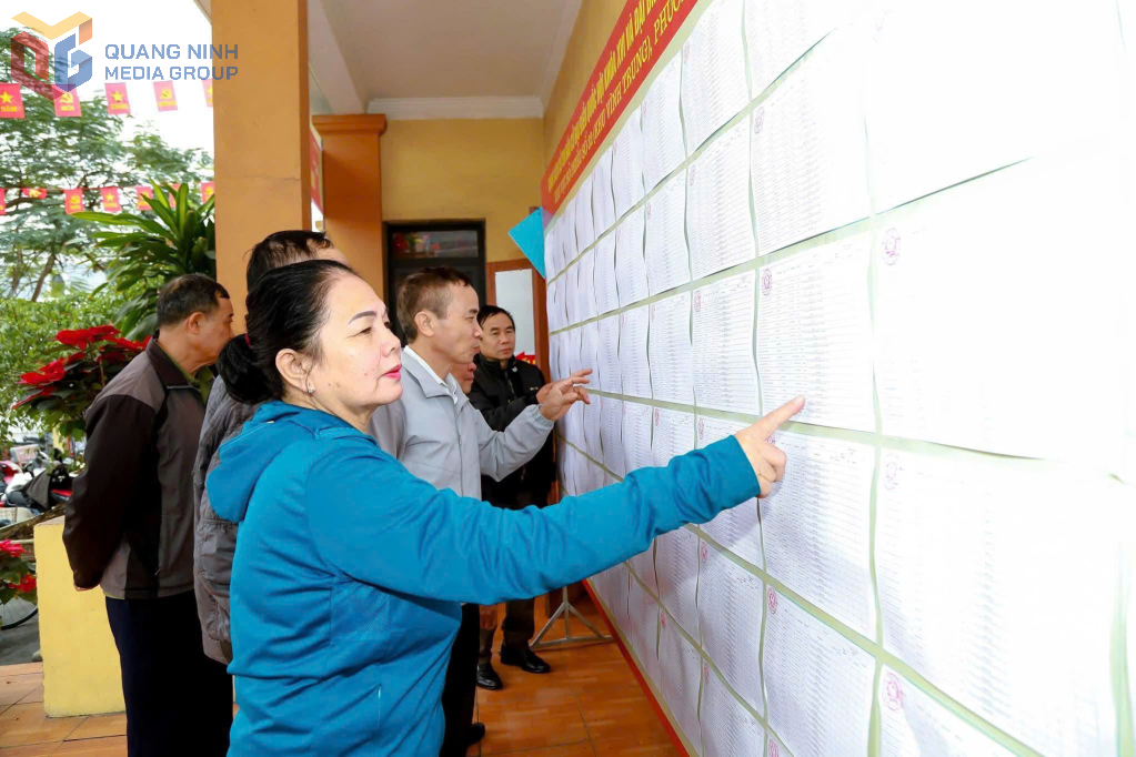 Người dân xem danh sách cử tri được niêm yết tại khu vực bỏ phiếu khu Vĩnh Trung, phường Mạo Khê.