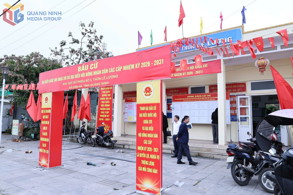 Các điểm bỏ phiếu bầu Đại biểu Quốc hội khoá XVI và HĐND các cấp nhiệm kỳ 2026- 2031 được trang trí khánh tiết rực rỡ.