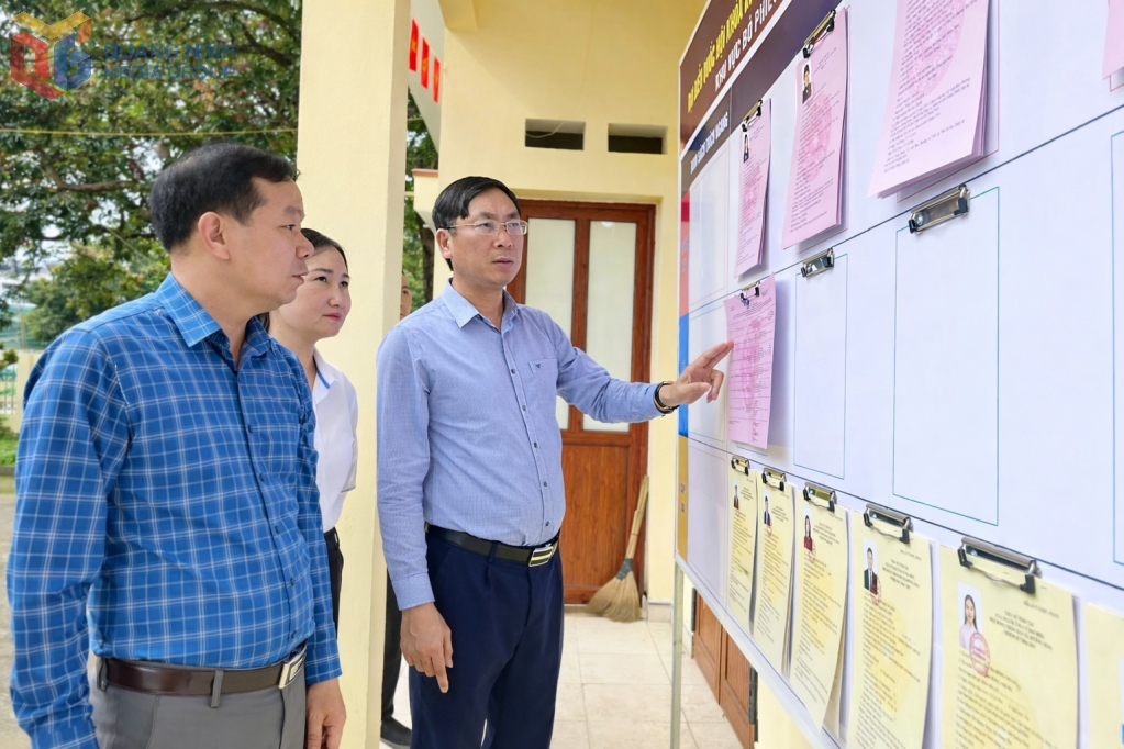 Lãnh đạo xã Đường Hoa kiểm tra việc niêm yết danh sách ứng cử Đại biểu Quốc hội khoá XVI và HĐND các cấp nhiệm kỳ 2026- 2031 tại các điểm bỏ phiếu trên địa bàn.