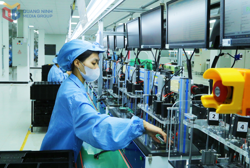 Công nhân vận hành hệ thống sản xuất tại Nhà máy sản xuất loa, tai nghe và thiết bị điện tử thông minh, Công ty TNHH Kỹ thuật điện tử Tonly Việt Nam.