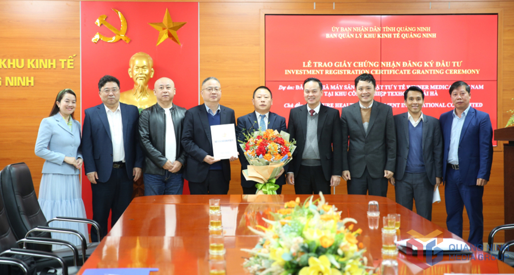 Ban Quản lý Khu kinh tế tỉnh Quảng Ninh trao Giấy chứng nhận đăng ký đầu tư cho Dự án nhà máy sản xuất vật tư y tế Winner Medical Việt Nam.