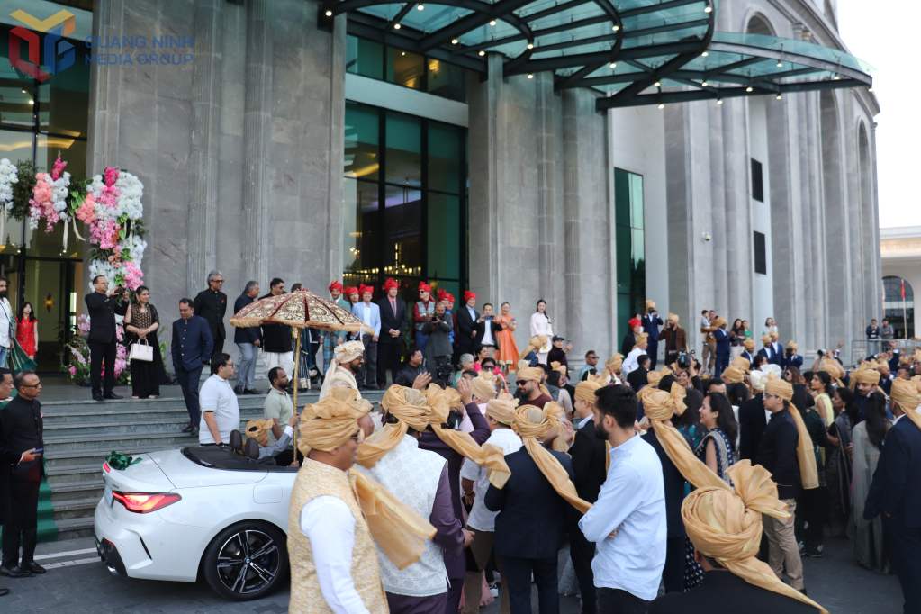 Chú rể đi đón cô dâu trong tiếng nhạc rộn ràng, những điệu nhảy hân hoan và lời chúc phúc của gia đình, bạn bè. 