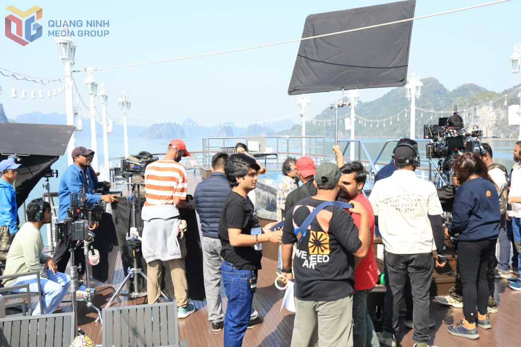 Đoàn làm phim Silaa ghi hình trên Vịnh Hạ Long.