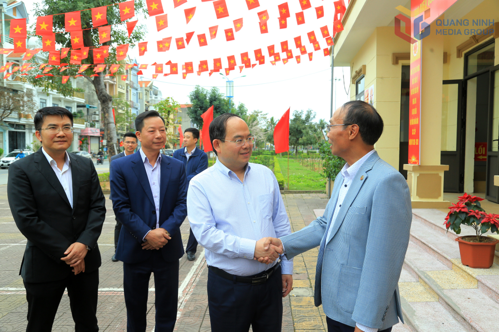 Ông Trần Văn Thắng, Bí thư chi bộ, Trưởng khu Cẩm Trung 6B, tổ trưởng tổ bầu cử (phường Cẩm Phả) báo cáo với đồng chí Bí thư Tỉnh ủy công tác chuẩn bị bầu cử tại khu vực bỏ phiếu số 14.