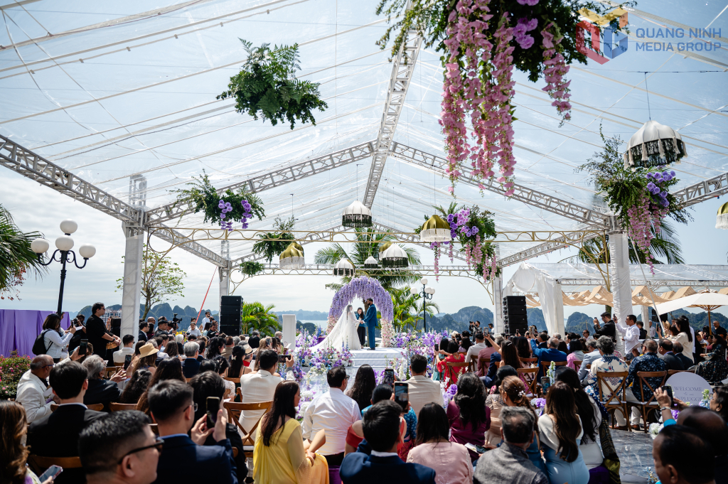 Lễ đường của cô dâu chú rể được trang hoàng lộng lẫy.