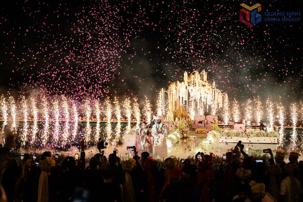 Không gian đám cưới lộng lẫy như trong truyện cổ tích. 