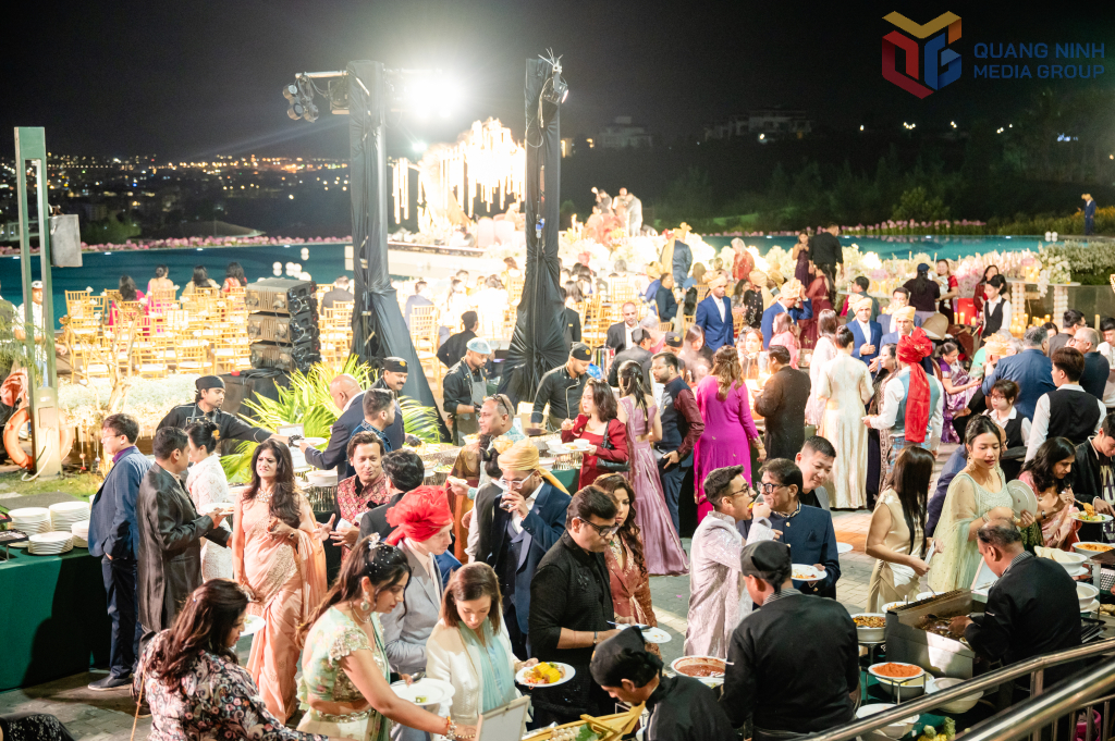 Khách mời thưởng thức ẩm thực đặc trưng của Ấn Độ. 