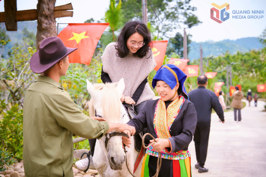 Người Dao Thanh Phán ở xã Kỳ Thượng hướng dẫn du khách trải nghiệm cưỡi ngựa.