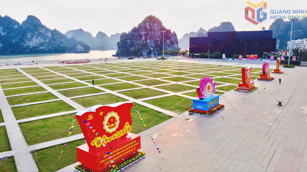 Những ngày này, nhiều tuyến đường, tuyến phố, các khu vực công cộng trên địa bàn tỉnh Quảng Ninh đã được trang hoàng cờ hoa rực rỡ và nhiều băng rôn, pa-nô, áp phích tuyên truyền chào mừng ngày bầu cử đại biểu Quốc hội khóa XVI và đại biểu HĐND các cấp nhiệm kỳ 2026 - 2031.
