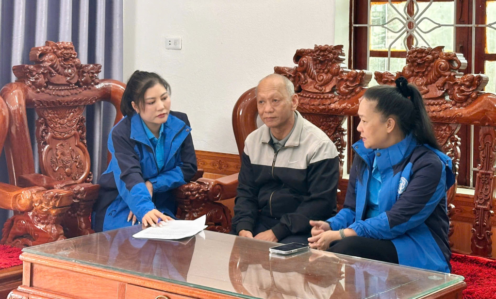 Cán bộ BHXH tỉnh và BHXH cơ sở Cẩm Phả thông tin một số nội dung về chính sách mới của BHXH, BHYT cho ông Nhữ Văn Út (Khu Cẩm Thịnh, phường Cẩm Phả).