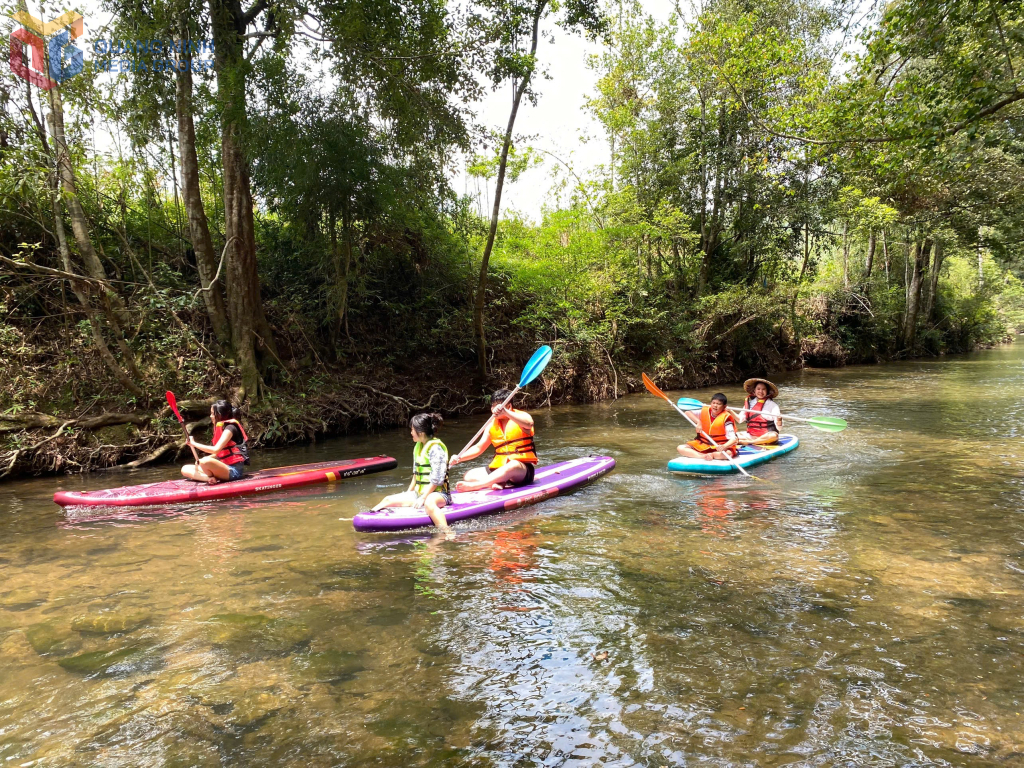 Du khách trải nghiệm chèo sup tại Khu du lịch cộng đồng Kỳ Thượng Am Váp farm. Ảnh: Ngô Dịu